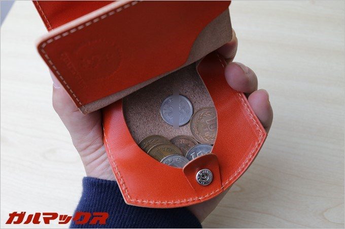 小銭は取り出しやすいようにセキつきのフタ部分にジャラジャラと広げることが出来ます