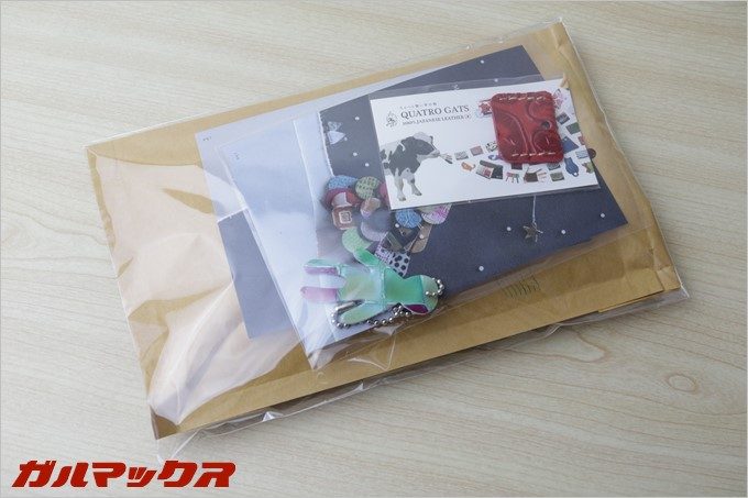 丁寧に梱包された小さいふ。