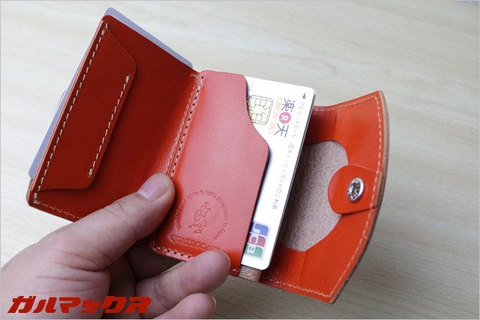 1つめのカードホルダーを左に展開するともう一つのカードホルダーが出てきます