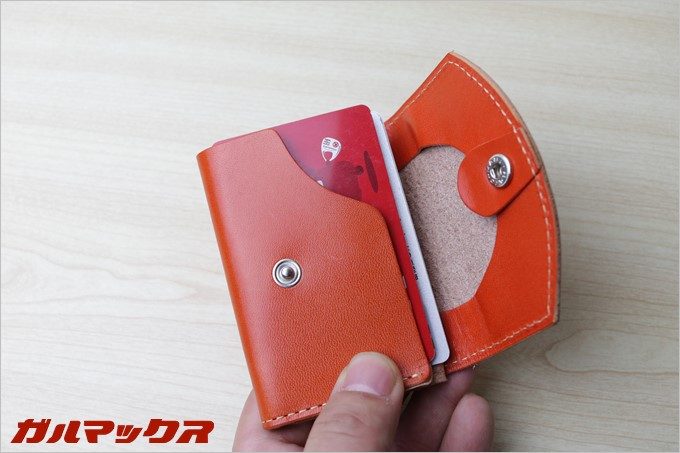 ボタン留めを外すとカードホルダーが出てきます