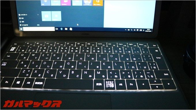 美しく浮かび上がるバックライト付きキーボード