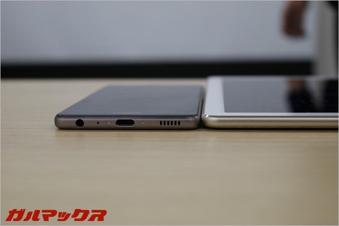 HUAWEIのフラッグシップ機である「HUAWEI P9」と並べた「HUAWEI MateBook」。