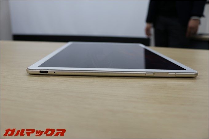 「HUAWEI MateBook」にはUSB-Cが1つしか付いていない。MacBookの12インチと同じく、充電しながら周辺機器が利用できない。