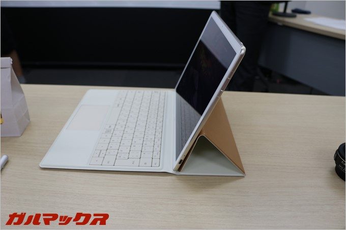 スタンド型を採用したHUAWEI MateBook