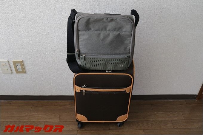 いつもの持ち物はカメラ用のカバンとパソコン用のキャリーバック