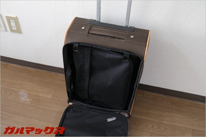 カバンの中にはまたカバンが。重くて持ってられないのです。