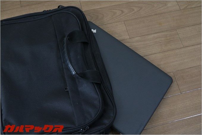 2.4kgのパソコンは重すぎてキャリーケースを使っています。