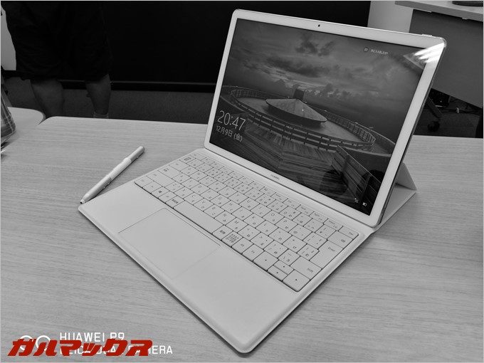 「Huawei MateBook」をモノクロモードで撮影。何も考えずにシャッターを切るだけでこれだけのモノクロ撮影が可能。特に左上の「黒が重なる部分」では明暗差を見事に捉えることが出来ています。