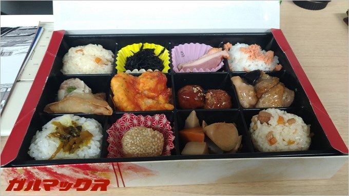 モバイルプリンス氏曰く「今までのミーティングで1番豪華」な弁当!確かにボリューム感満載で腹いっぱいになった!