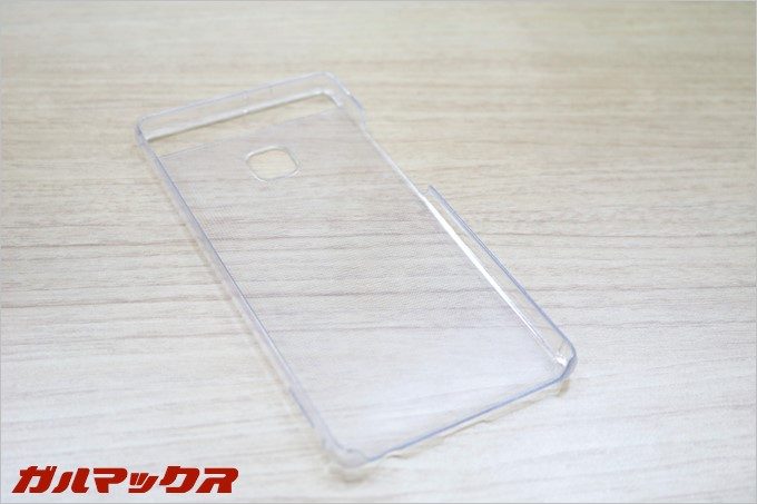 「HUAWEI P9」には専用のハードケースも同梱品の1つ。ケースがスマホにくっついて気泡が入らない様に工夫されている。