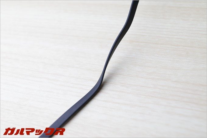 ケーブルは流行りの平型を採用