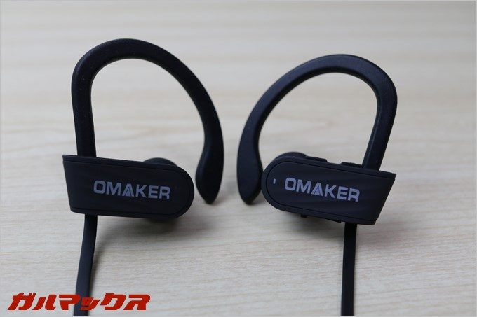 OMAKERのE10は大型のイヤーフックが特徴的