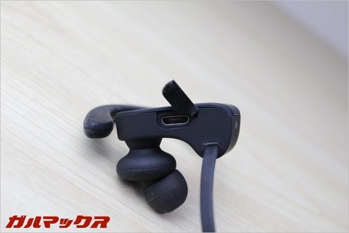 MicroUSB端子のキャップはしっかり閉めておかないと防水性能が保てないので注意しましょう。