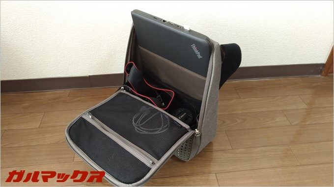 カバンからはみ出るノートパソコン