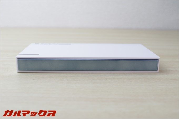 側面は放熱性の高い金属パーツを使用