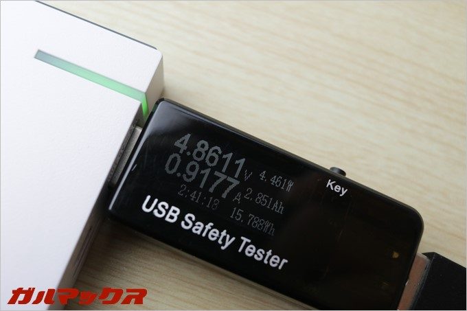 どのポートに挿しても適切な電流で充電します。