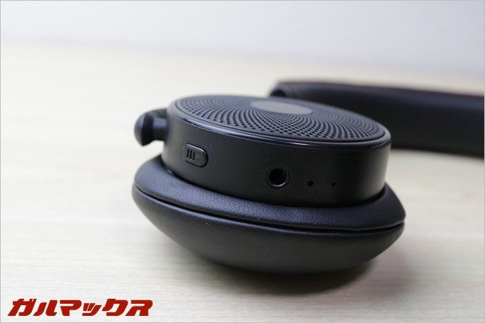 R側には通話ボタンとケーブル差込口、マイク、インジケータがついています。