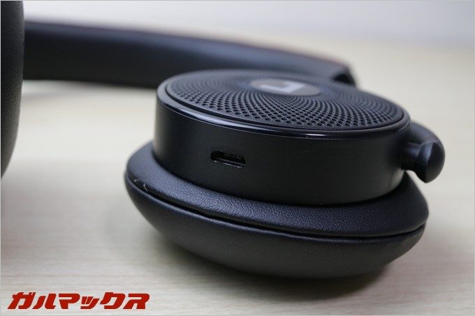 L側には充電端子が付いています。