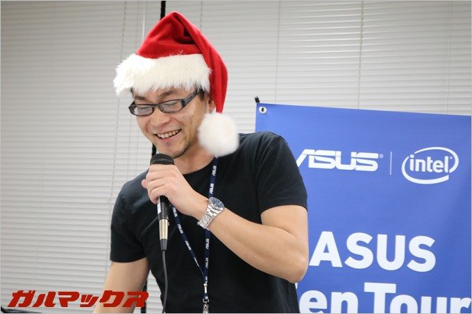 赤帽を被りASUSさんとへ変身したTAKU氏。