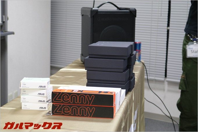 ASUSサンタからのプレゼントが山積み。