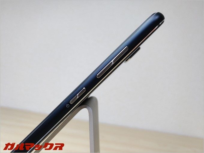 細かい部分ですが、電源ボタンやボリュームボタンも同心円が浮かびます。（ZenFone3で撮影）