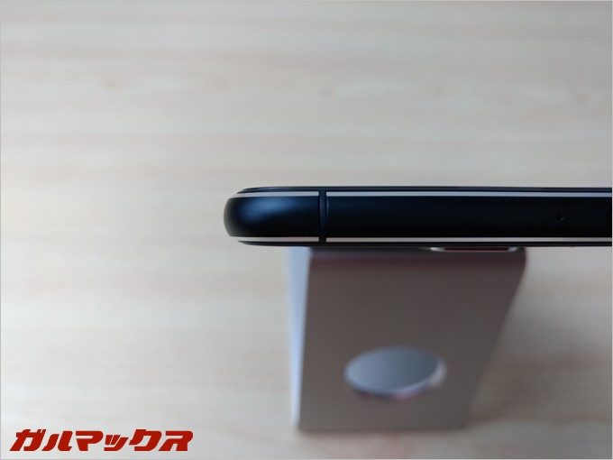 両面2.5Dガラスを採用する事で両面ガラスとサイドフレームが繋がり一体感が非常に高いです。