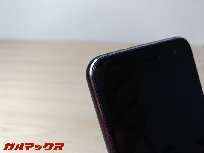 サイドフレームがキラリと光を放つダイヤモンドカット加工。（ZenFone3で撮影）
