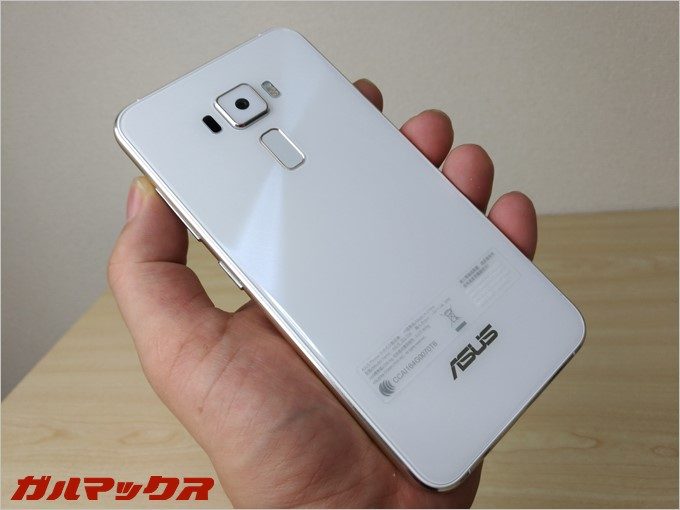 パールホワイトの背面。（ZenFone3で撮影）