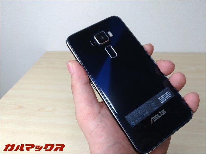 サファイアブラックの背面。