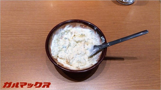 特製のタルタルソースは好みの大きさに自分で混ぜれます！