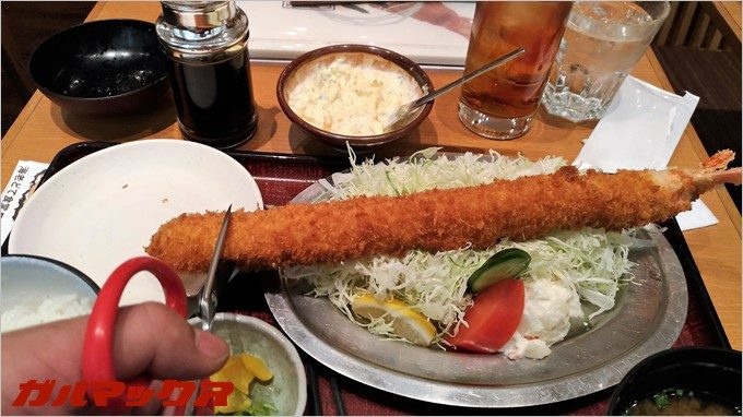 食べる時は海老バサミでカットしよう！