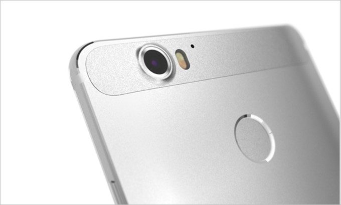 「g07」はメインカメラに1,300万画素、インカメラに800万画素を備える。