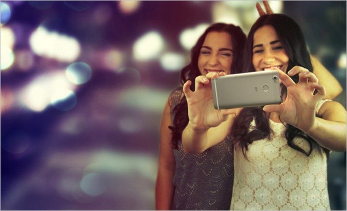 「g07」はインカメラにもLEDフラッシュが搭載されているので自撮りがより綺麗に撮影可能。