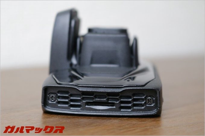 GoSafe 30Gの右側面にはMicroSDスロットが搭載されている。