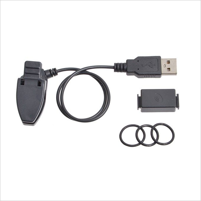 安価ながらクリップ型充電器も付属している