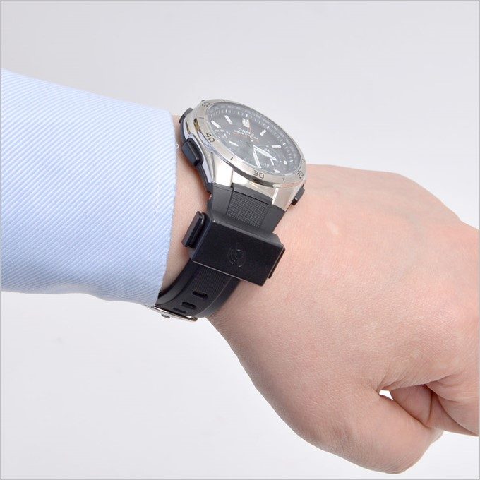 腕時計にバンドで固定するだけ!