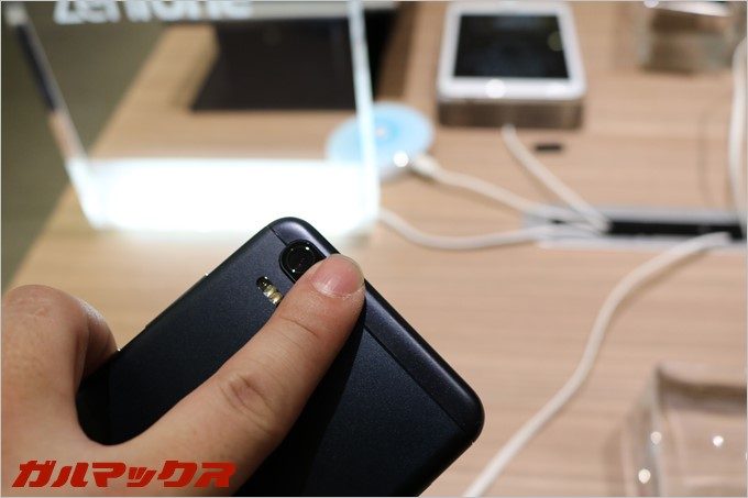 Zenfone3 zoomの望遠レンズは周囲の明るさにより、使う・使わないが自動的に判断されます。