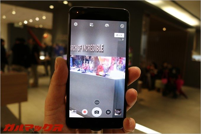 Zenfone3 zoomはワンタップで2.3倍率に変更可能です。