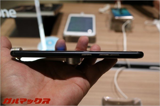 Zenfone3 Zoomは本体右側に電源ボタンとボリュームボタン。