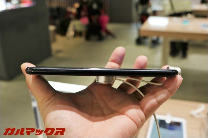 Zenfone3 Zoomの本体左側にはSIMスロットが搭載されています。