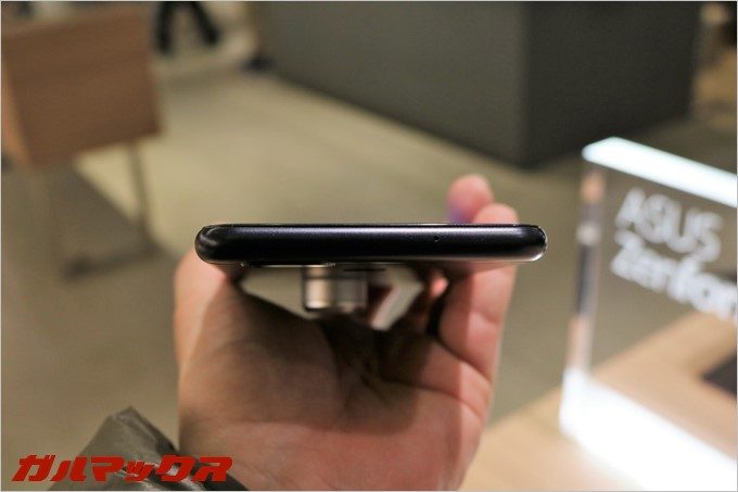 Zenfone3 Zoomの本体上部はツルツルです。