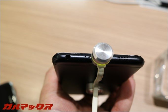 Zenfone3 Zoomは本体下部にイヤホンジャックが付いていました。