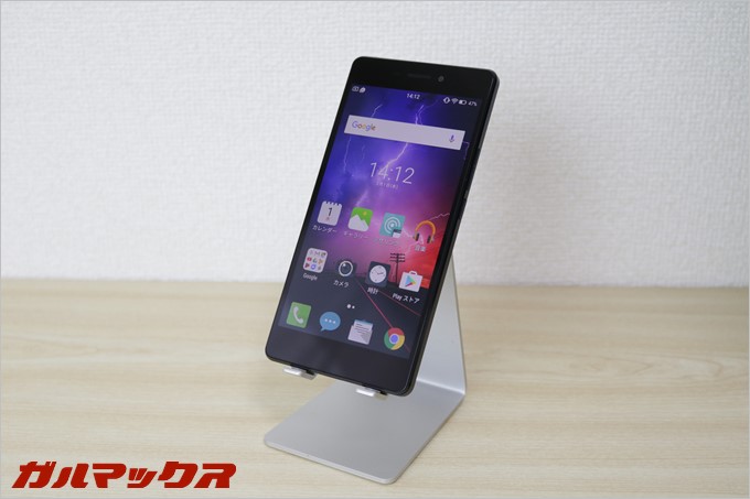 RAIJINは大画面を活かし大容量バッテリーを搭載。思っているよりコンパクトに感じます。