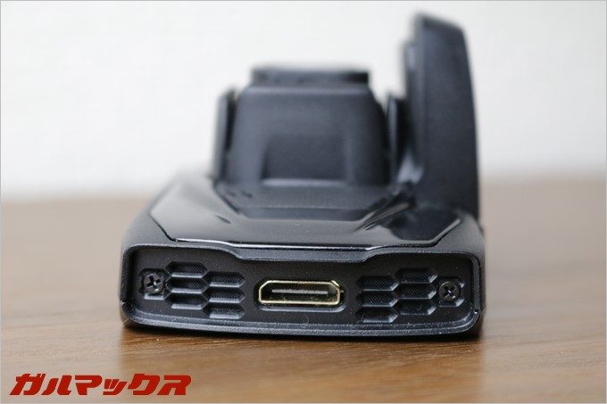 GoSafe 30Gの右側面には外部出力端子を搭載。