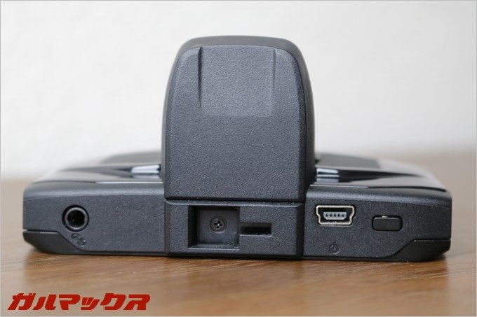 GoSafe 30Gの本体上部には海外モデルで使用する為のTPMS機能用端子が付いていますが、これは日本では使いません。