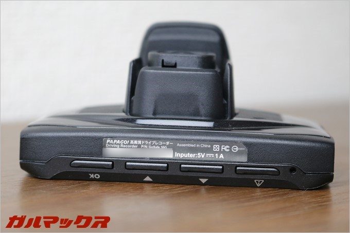 GoSafe 30Gの本体下部には物理ボタンが備わっており、これで各種操作が可能です。