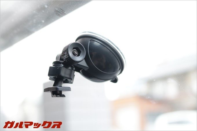 GoSafe 30Gに付属のブラケットは両面テープなので、気になるようなら吸盤マウントがおすすめ。