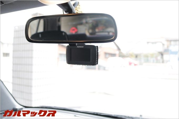 バックミラーと比較するとGoSafe 30Gは結構コンパクト。