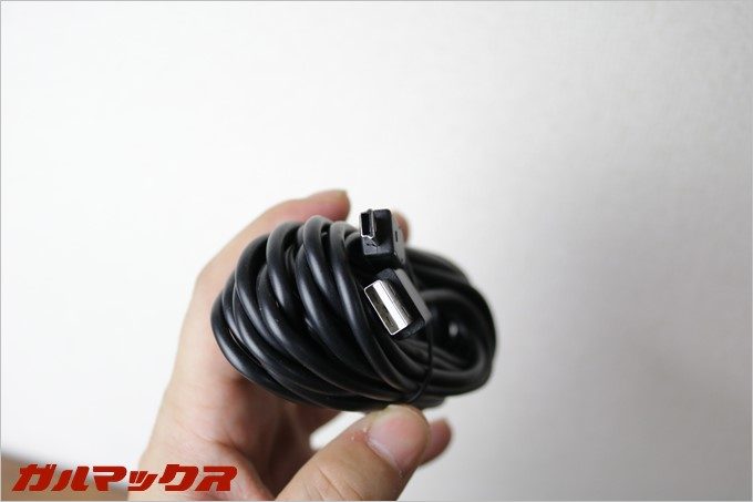 付属の電源ケーブルはUSBタイプ。