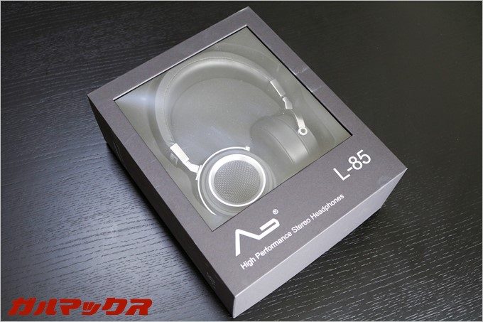 外装は低価格モデルと同様の簡単な箱。表面がクリアとなっており中身が見えるタイプです。